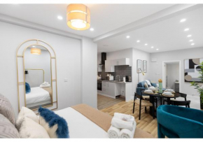 Luxe and Modern Studio- Sleeps Three